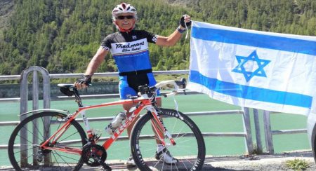 ג'קי בן שמחון על אופניו ועם דגל ישראל