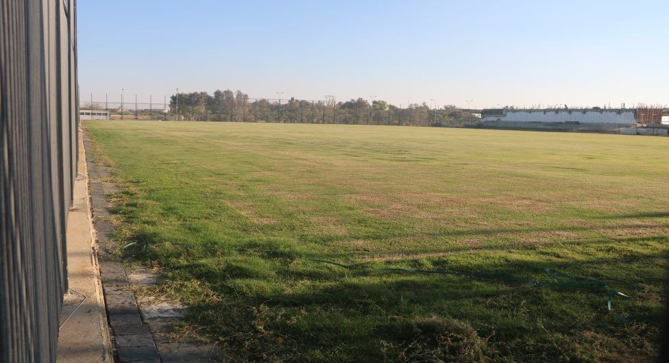 משטח הדשא החדש באצטדיון של מ.ס באר שבע