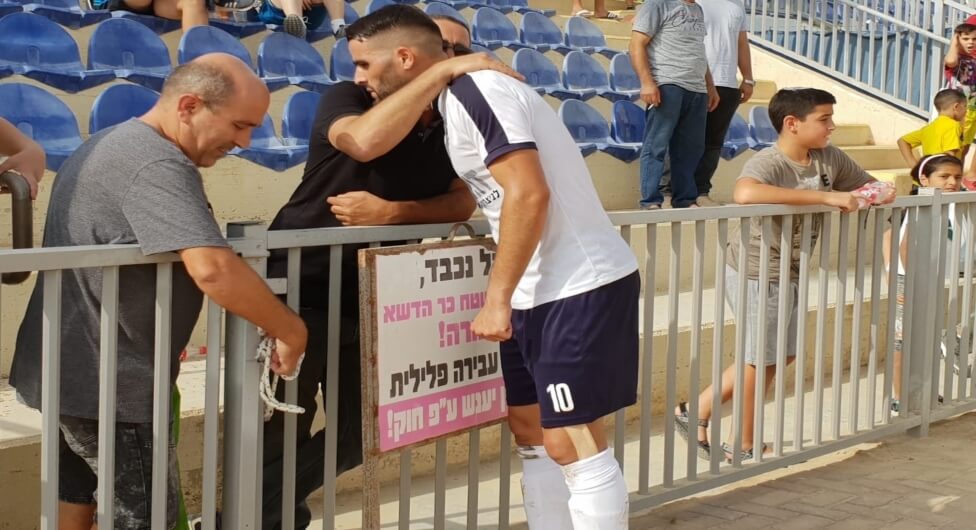 ליאל זגורי מחבק את אבא | צילום: עודד עמר