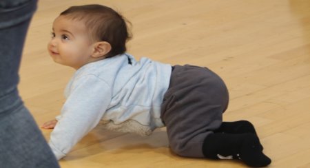תינוק בפרקט | צילום: אילן שי