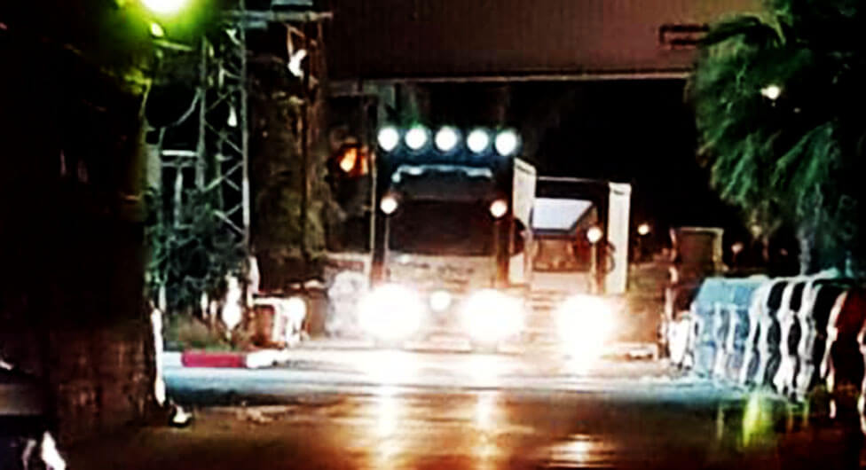 מעקב "שבע": משאיות הוברחו באמצע הלילה מחצר מפעל "חרסה"