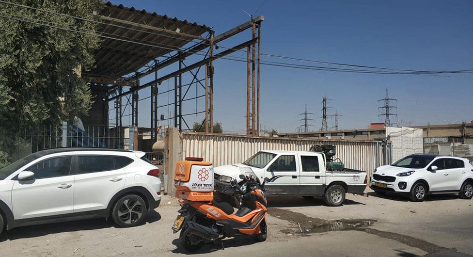 פועל נפל מגג במפעל בבאר שבע